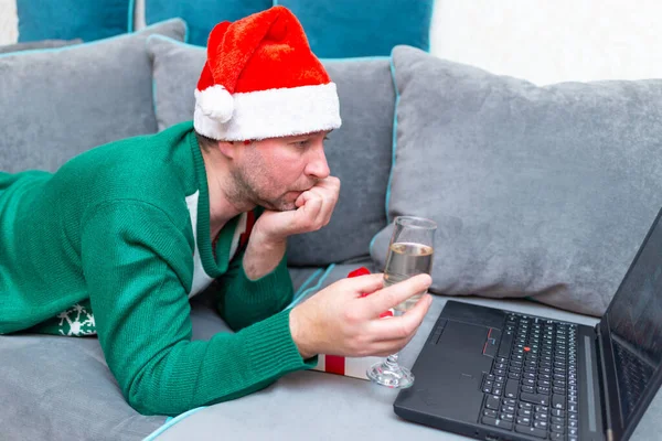 Biały Mężczyzna Rozmowę Wideo Korzystanie Laptopa Toasting Szampanem Podczas Świąt — Zdjęcie stockowe