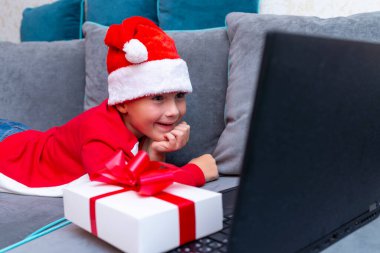 Mutlu çocuk Noel 'le pandemik koronavirüs sırasında arkadaşlarıyla görüntülü konuşma yoluyla tanışır..