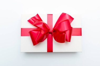 Üst Manzara Cristmas beyaz hediye kutusu sunar kırmızı pruva beyaz stüdyo arka planı.