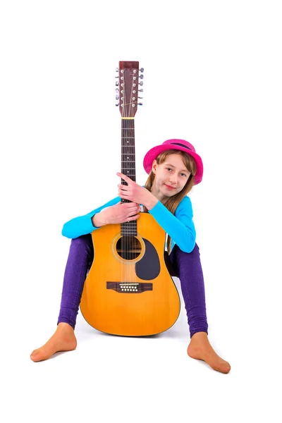 Une Fille Enfant Tenant Guitare Sur Fond Blanc Dans Studio — Photo
