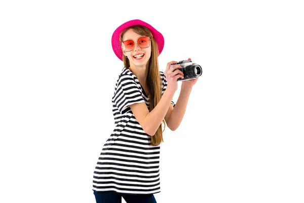 Chica Hipster Feliz Celebración Cámara Vintage Estudio Fondo Aislado Blanco — Foto de Stock