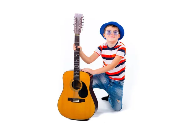 Мальчик Держащий Гитару Белом Фоне Студии — стоковое фото