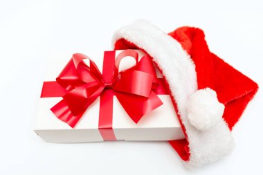 Noel Baba şapkalı Noel hediyesi. Kapalı yerde yatıyordu.