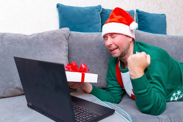 Mężczyzna Powiedzieć Tak Prezenty Świąteczne Mając Wideo Połączenie Przez Laptop — Zdjęcie stockowe