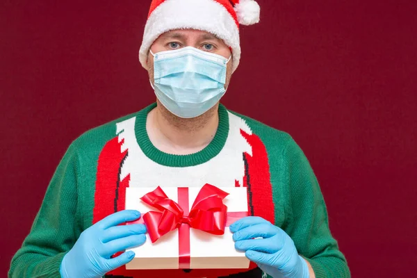 Närbild Stilig Hane Bär Santa Hatt Medicinsk Mask Handskar Håller — Stockfoto