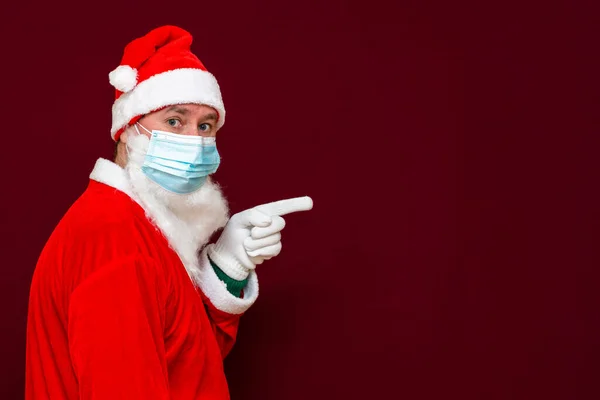 Widok Boku Santa Claus Człowiek Nosi Maskę Twarzy Pokazuje Skopiować — Zdjęcie stockowe