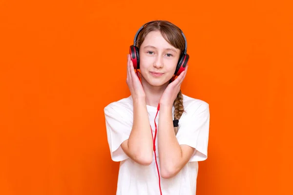 Atraente 12S Menina Branco Shirt Escuta Música Fones Ouvido Vermelhos — Fotografia de Stock
