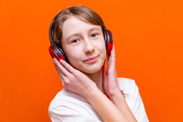 Atraente 12S Menina Branco Shirt Escuta Música Fones Ouvido Vermelhos — Fotografia de Stock