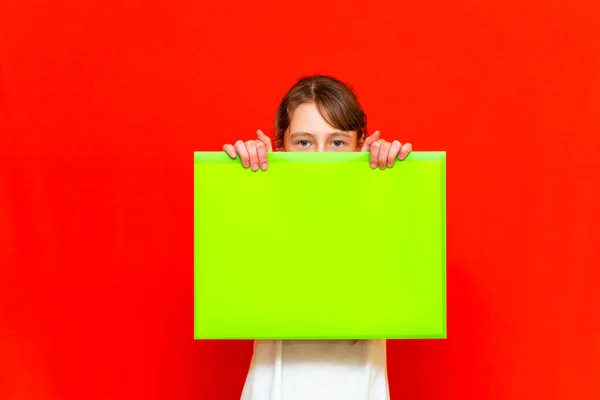 Jovem Adolescente Caucasiano Segurando Folha Papel Branco Sobre Fundo Vermelho — Fotografia de Stock