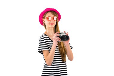 Mutlu hippi kız stüdyo beyaz izole edilmiş arka planda klasik kamera tutuyor.