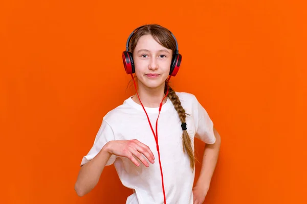 Calma 12S Menina Escuta Música Fones Ouvido Vermelhos Close Estúdio — Fotografia de Stock