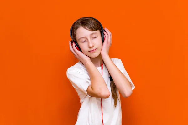 Atraente 12S Menina Escuta Música Fones Ouvido Vermelhos Close Estúdio — Fotografia de Stock