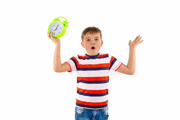 Perturbado Bonito Menino Segurando Despertador Branco Isolado Estúdio Fundo — Fotografia de Stock