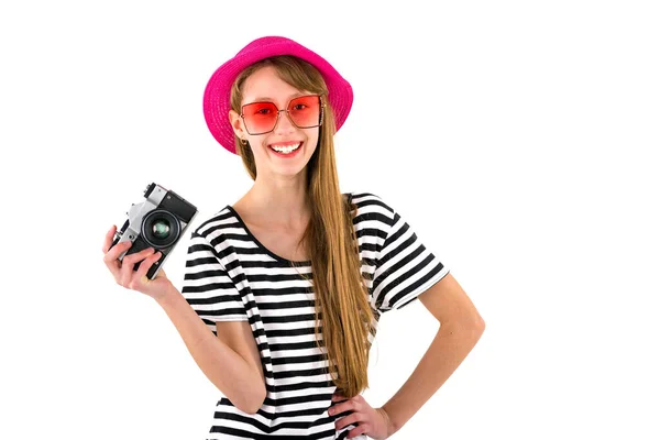 Menina Hipster Feliz Segurando Câmera Vintage Estúdio Branco Isolado Fundo — Fotografia de Stock