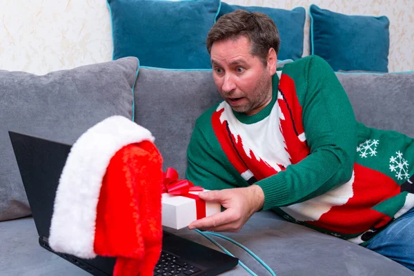 Mężczyzna Praktycznie Wymieniając Prezenty Świąteczne Mając Rozmowy Wideo Przez Laptopa — Zdjęcie stockowe