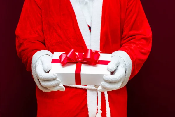 Gesneden Weergave Van Kerstman Claus Holding Geschenkdoos Close Vooraanzicht Selectieve — Stockfoto
