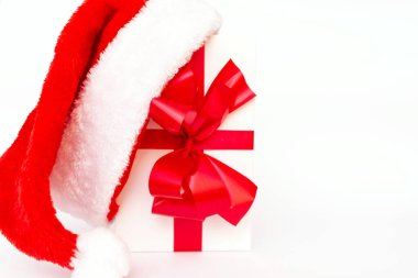 Noel Baba şapkalı Noel hediyesi. Kapalı yerde yatıyordu.