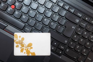 Kredi kartı, klavye düzlüğü, fotokopi alanı. İş yılbaşı konsepti, Kara Cuma indirimli bayram hediyesi online alışveriş konsepti..