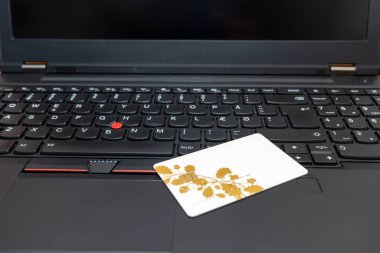 Kredi kartı, klavye düzlüğü, fotokopi alanı. İş yılbaşı konsepti, Kara Cuma indirimli bayram hediyesi online alışveriş konsepti..