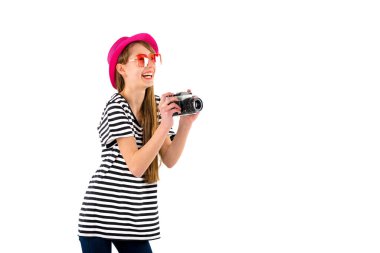 Mutlu hippi kız stüdyo beyaz izole edilmiş arka planda klasik kamera tutuyor.