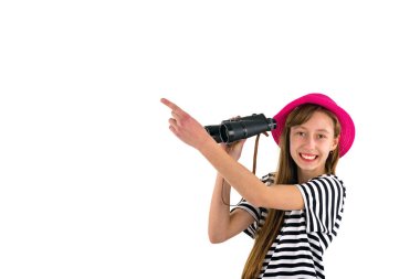 Genç kız, beyaz arka planda izole edilmiş dürbünleriyle fotokopi aleminde gösteri yapıyor. Hafta sonları seyahat ediyor..