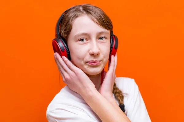 Atrakcyjne 12S Dziewczyna Białym Shirt Słucha Muzyki Czerwone Słuchawki Zbliżenie — Zdjęcie stockowe