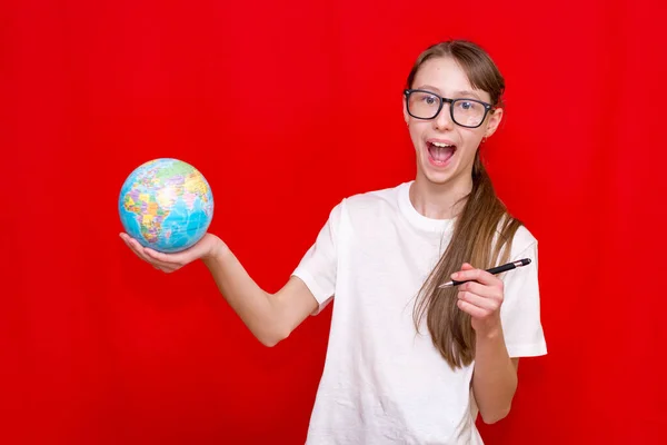 Close Verrast Tiener Meisje Houden Aarde Globe Brillen Pen Rood — Stockfoto