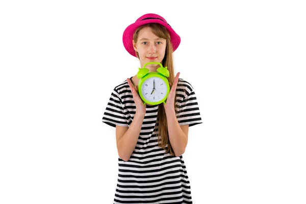 ティーンの女の子 白い背景に隔離された目覚まし時計を保持 緑の目覚まし時計を示す白人のティーンエイジャーの肖像 — ストック写真