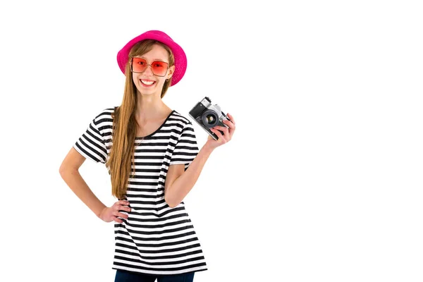 Menina Hipster Feliz Segurando Câmera Vintage Estúdio Branco Isolado Fundo — Fotografia de Stock