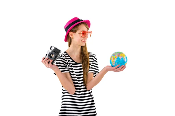 Viaggiatore Turista Adolescente Con Fotocamera Retrò Globo Isolato Sfondo Bianco — Foto Stock