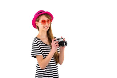 Mutlu hippi kız stüdyo beyaz izole edilmiş arka planda klasik kamera tutuyor.