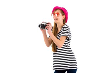 Mutlu hippi kız stüdyo beyaz arka planda klasik kamera tutuyor.