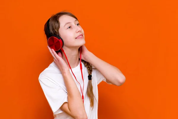 Atraente 12S Menina Branco Shirt Escuta Música Fones Ouvido Vermelhos — Fotografia de Stock