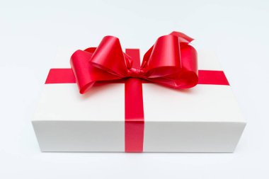 Cristmas beyaz hediye kutusu sunar kırmızı pruva beyaz stüdyo arka planı.