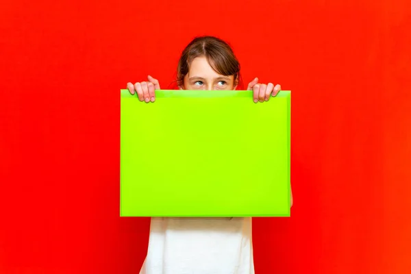 Jovem Adolescente Caucasiano Segurando Folha Papel Branco Sobre Fundo Vermelho — Fotografia de Stock