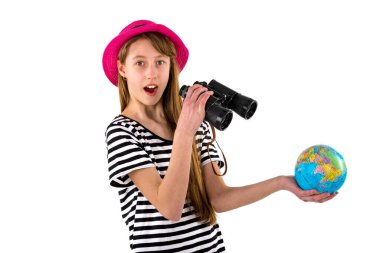 Dürbünü olan genç bir kız beyaz arka planda izole edilmiş halde. Hafta sonları seyahat ediyor..