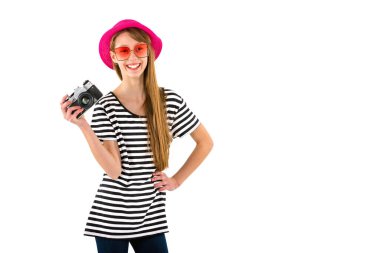 Mutlu hippi kız stüdyo beyaz izole edilmiş arka planda klasik kamera tutuyor.
