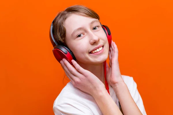 Atrakcyjne 12S Dziewczyna Białym Shirt Słucha Muzyki Czerwone Słuchawki Zbliżenie — Zdjęcie stockowe