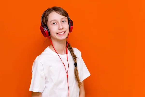 Привлекательная Летняя Девушка Белой Футболке Слушает Музыку Красных Наушниках Крупным — стоковое фото