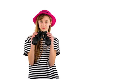 Dürbünü olan genç bir kız beyaz arka planda izole edilmiş halde. Hafta sonları seyahat ediyor..