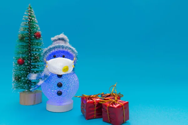 Brilha Boneco Neve Escuro Usando Máscara Facial Presentes Árvore Natal — Fotografia de Stock