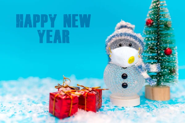 Happy New Year Inscriptie Sneeuwpop Dragen Beschermende Masker Een Blauwe — Stockfoto