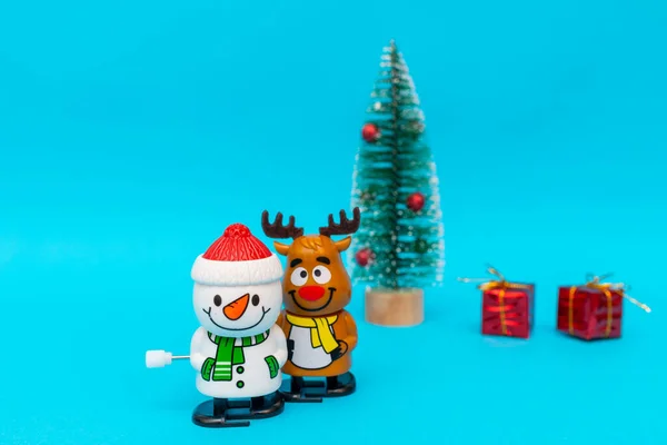 Front View Speelgoed Snowman Hert Geschenkdozen Een Blauwe Achtergrond Met — Stockfoto