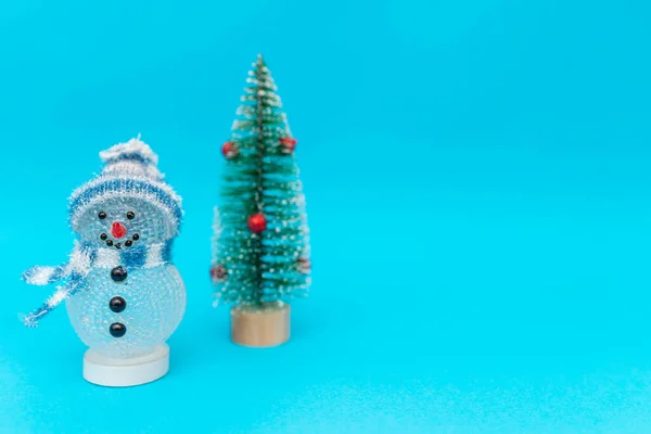 Muñeco Nieve Juguete Árbol Navidad Espacio Copia Fondo Azul Feliz — Foto de Stock