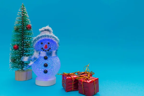 Brilla Muñeco Nieve Oscuro Regalos Árbol Navidad Con Espacio Para — Foto de Stock