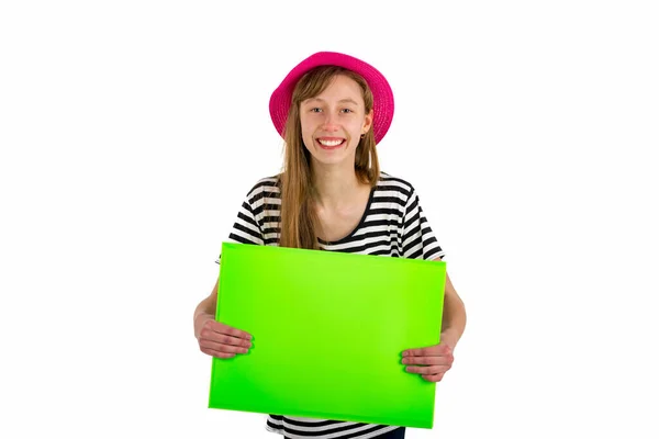 白い背景に隔離された空の白紙を持っている幸せな女の子の子供 コピースペースバナー広告 — ストック写真