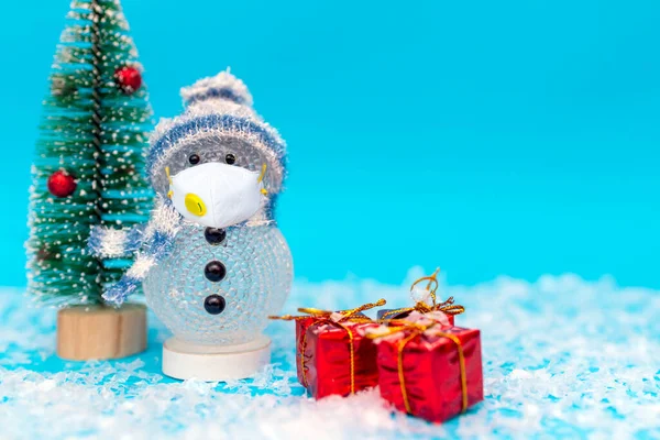 Snowman Protective Mask Presents Christmas Tree Snow Copy Space Christmas — Stock Fotó