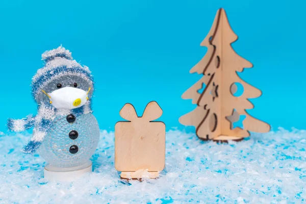 Muñeco Nieve Con Mascarilla Cerca Regalos Árbol Navidad Navidad Celebración — Foto de Stock