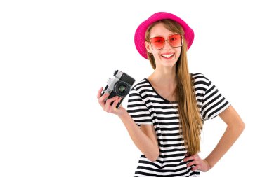 Mutlu hippi kız stüdyo beyaz izole edilmiş arka planda klasik kamera tutuyor.