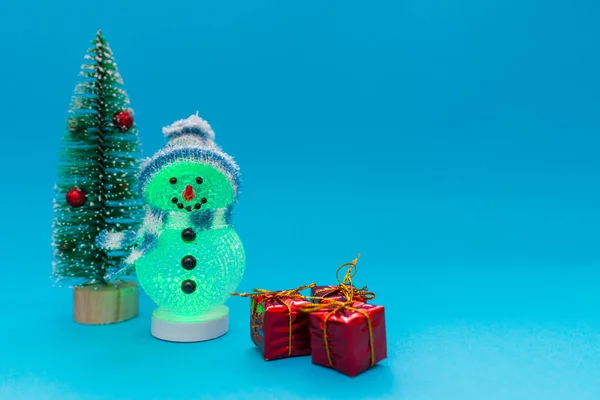 Brilla Muñeco Nieve Oscuro Regalos Árbol Navidad Con Espacio Para — Foto de Stock